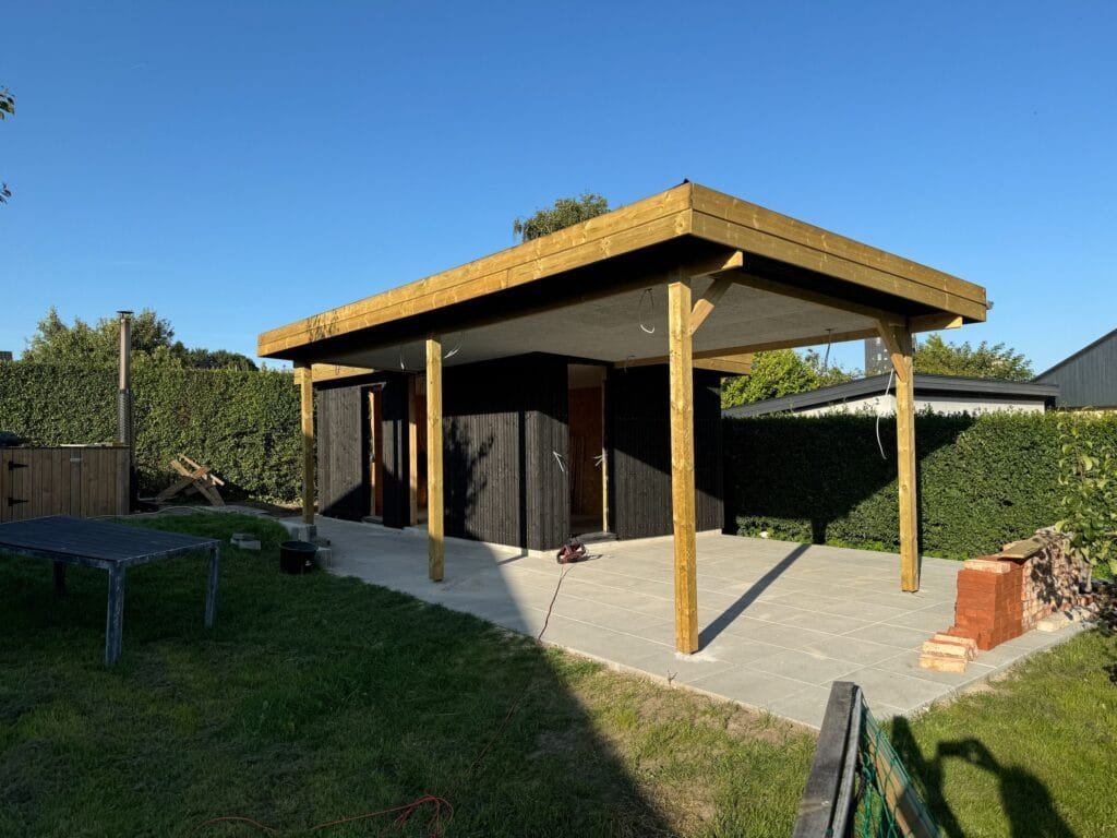 Moderne havepavillon med trætag og flisegulv