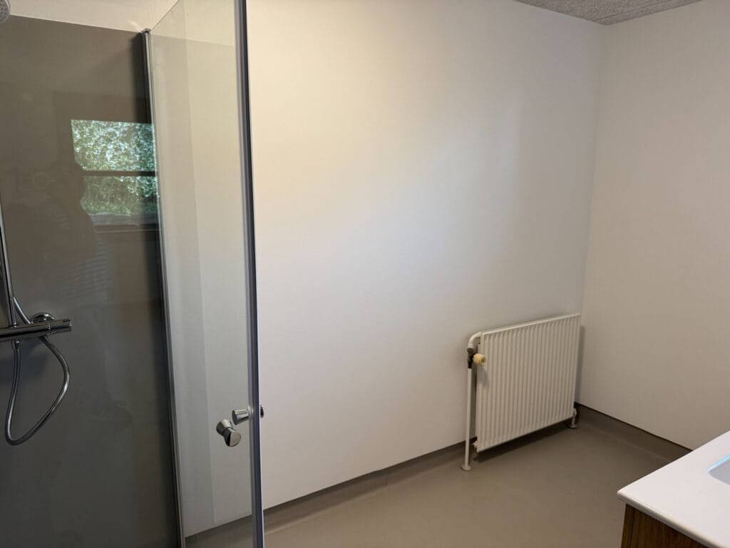 Moderne badeværelse med bruser og radiator